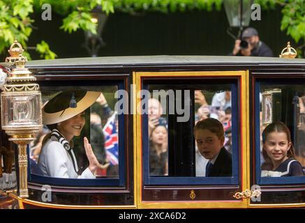 © Jeff Moore la Principessa di Galles si muove in carrozza con i suoi figli il Principe Giorgio, la Principessa Carlotta e il Principe Luigi per il TR Foto Stock