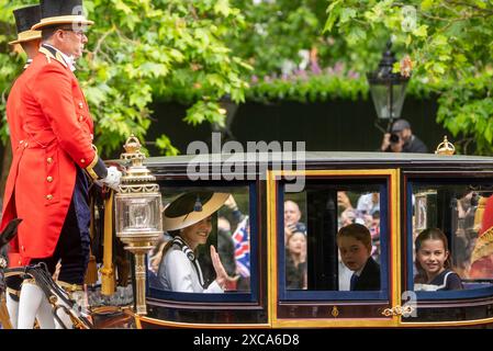 © Jeff Moore la Principessa di Galles si muove in carrozza con i suoi figli il Principe Giorgio, la Principessa Carlotta e il Principe Luigi per il TR Foto Stock