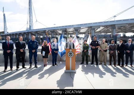 U.S. Customs and Border Protection (CBP) Senior Official Performing the duties of Commissioner Troy A. Miller parla della strategia dell'agenzia per contrastare il fentanyl durante una conferenza stampa presso il porto di entrata di San Ysidro, San Diego, California, 26 ottobre 2023. Foto CBP di Jerry Glaser. Foto Stock