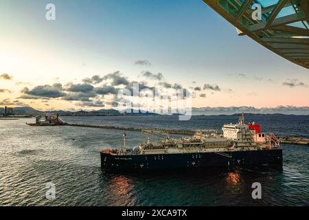 Genova, Italia - 3 dicembre 2023: Vista panoramica del porto di Genova sulla costa mediterranea al mattino presto. La nave da carico entra nel porto di Genova, Italia Foto Stock