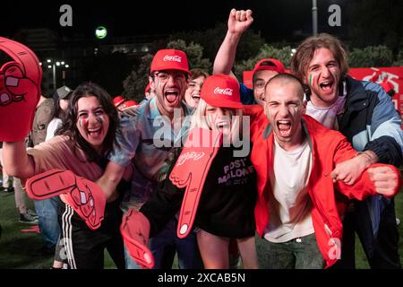 Milano, Italia. 15 giugno 2024. Milano centrale, P. za Duca d'Aosta. Europei di calcio. Italia-Albania- Cronaca - Milano, Italia - sabato 15 giugno 2024 (foto Alessandro Cimma/Lapresse) Milano centrale, P.za Duca d'Aosta. Campionato europeo di calcio. Italia-Albania - News - Milano, Italia - sabato 15 giugno 2024 (foto Alessandro Cimma/Lapresse) crediti: LaPresse/Alamy Live News Foto Stock