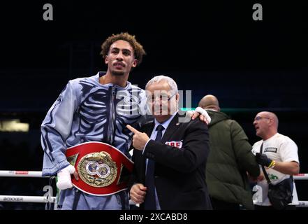 Ben Whittaker (a sinistra) celebra la vittoria contro Eworitse Ezra Arenyeka (non nella foto) in seguito all'incontro IBF International Light Heavyweight al Selhurst Park di Londra. Data foto: Sabato 15 giugno 2024. Foto Stock