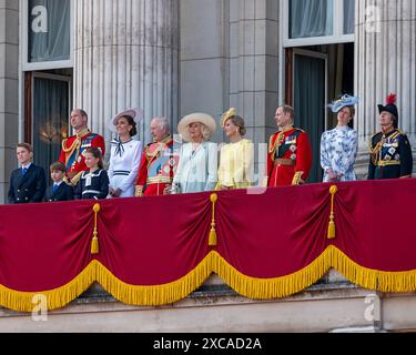 Londra, Regno Unito 15 giugno 2024. Re Carlo e la regina Camilla si recarono sul balcone di Buckingham Palace dopo la cerimonia della trooping del colore, seguita dal principe e dalla principessa di Galles e dai loro figli e altri reali. Foto Stock