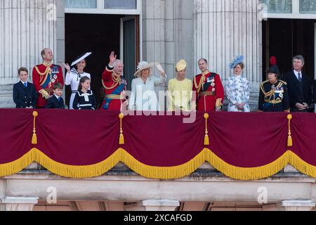 Londra, Regno Unito. 15 giugno 2024. Re Carlo III e la regina Camilla Uniti da Guglielmo, Principe di Galles, Caterina, Principessa di Galles, Principe Giorgio, principe Luigi, Principessa Carlotta, Principe Edoardo, Duca di Edimburgo, Sofia, la duchessa di Edimburgo, Lady Louise Windsor, Anne, la principessa reale e il vice ammiraglio Sir Timothy Laurence# si riuniscono sul balcone di Buckingham Palace per un sorvolo della Royal Air Force durante la parata del compleanno del re dei colori. Crediti: Wiktor Szymanowicz/Alamy Live News Foto Stock