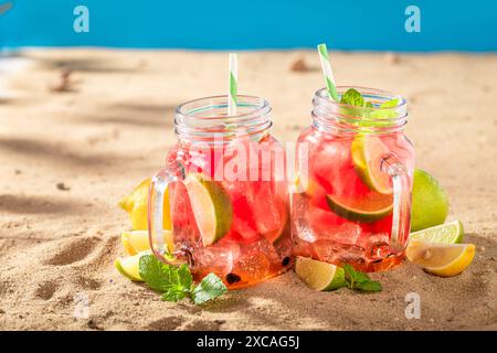 Limonata gustosa e dolce con agrumi, melone e ghiaccio tritato. Mojito con anguria e lime. Foto Stock