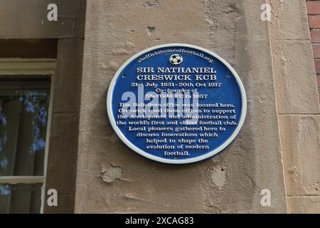 Targa blu a Sir Nathaniel Creswick, co-fondatore di Sheffield F.C., la più antica squadra di calcio del mondo, East Parade, centro di Sheffield, Inghilterra, Foto Stock