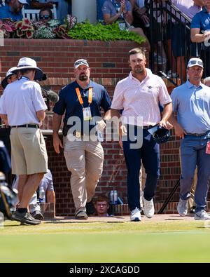 Pinehurst, North Carolina, Stati Uniti. 15 giugno 2024. BRYSON DeCHAMBEAU di Grapevine, Texas, esce dalla club House per raggiungere il primo tee durante il terzo turno di sabato per il 124esimo U.S. Open, 15 giugno 2024, al Pinehurst Resort & Country Club (campo n. 2) a Pinehurst, North Carolina. (Credit Image: © Timothy L. Hale/ZUMA Press Wire) SOLO PER USO EDITORIALE! Non per USO commerciale! Crediti: ZUMA Press, Inc./Alamy Live News Foto Stock