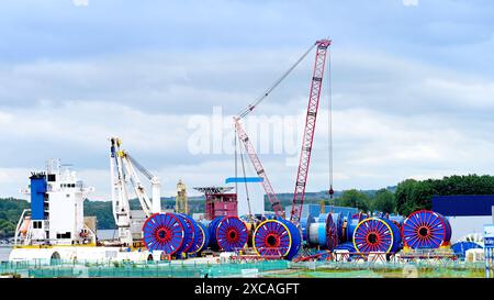 Cavi e bobine sottomarini al Shepherd Offshore Neptune Energy Park Walker a Tyne in attesa di essere caricati Foto Stock