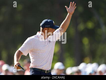 Pinehurst, Stati Uniti. 15 giugno 2024. Bryson DeChambeau ondeggia gli spettatori sul nono green durante il terzo round del 124° campionato di golf U.S. Open al Pinehurst Resort & Country Club di Pinehurst, N.C. sabato 15 giugno 2024. Foto di John Angelillo/UPI credito: UPI/Alamy Live News Foto Stock