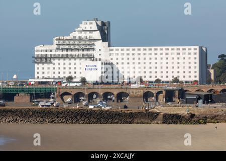 Inghilterra, Kent, Folkestone, Sunny Sands Beach e Grand Burstin Hotel Foto Stock