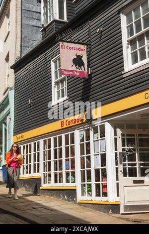 Inghilterra, Kent, Folkestone, The Creative Quarter, El Cortador Tapas Bar nella Old High Street Foto Stock