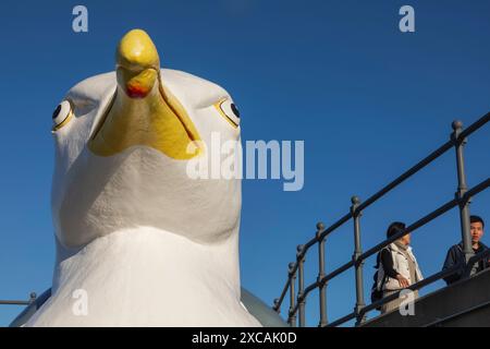 England, Kent, Folkestone, Folkestone Harbour, Creative Folkestone artwork intitolato "The Mobile Gull Appreciation Unit" di Mark Dion 2010 Foto Stock