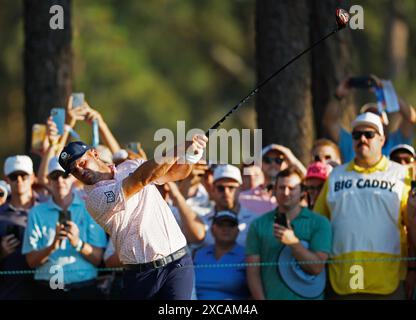 Pinehurst, Stati Uniti. 15 giugno 2024. Bryson DeChambeau è partita alla sedicesima buca durante il terzo round del 124° campionato di golf U.S. Open al Pinehurst Resort & Country Club di Pinehurst, N.C. sabato 15 giugno 2024. Foto di John Angelillo/UPI credito: UPI/Alamy Live News Foto Stock