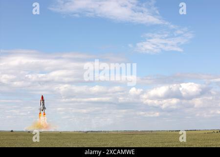 Lancio del razzo spaziale sul campo nelle giornate di sole Foto Stock