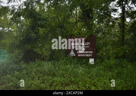 Moon Valley Access, Dallas County, Missouri, USA-5.31.24. Il cartello di benvenuto a Moon Valley: Un accesso al fiume, di proprietà di MDC, situato sul fiume Niangua. Foto Stock