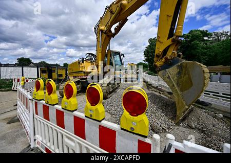 Medl,Große Kanalbaustelle,Kanalsanierung auf der Wissollstrasse,in Mülheim an der Ruhr,Stadt im Ruhrgebiet im Bundesland Nordrhei-Westfalen NRW,Deutschland. Die Wissollstrasse im Mülheimer Stadtteil Speldorf bekommt einen neuen,größer dimensionierten Stauraumkanal,verlegt wird ein etwa 370 Meter langer Regenrückhaltekanal RKK,Die eingesetzten Rohre bestehen aus glasfaserverstärktem Kunstoff GFK ,Bagger auf der Baustelle,fotografiert am15.062024. Â *** Medl, grande cantiere fognario, ristrutturazione fognaria sulla Wissollstrasse, a Mülheim an der Ruhr, città nella zona della Ruhr nello stato di Nor Foto Stock