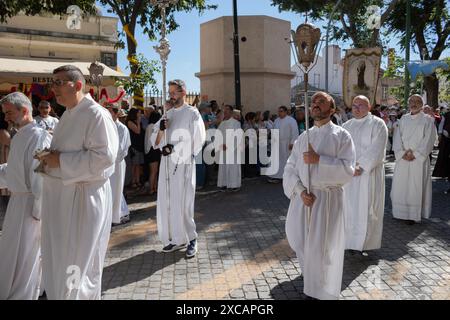 Lisbona, Portogallo. 13 giugno 2024. Sacerdoti nella tradizionale processione di Sant'Antonio. Questa processione religiosa è una delle più antiche e popolari di Lisbona, passando attraverso lo storico quartiere di Alfama, partendo dalla chiesa di Santo António e crescendo mentre i santi di altre chiese si uniscono alla processione. Le celebrazioni dei Santi popolari si svolgono ogni anno a giugno e Sant'Antonio è il santo patrono della città di Lisbona. Foto Stock