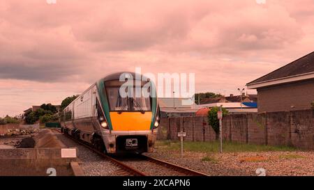 Trein verde, giallo sulla ferrovia Irlanda. Foto Stock