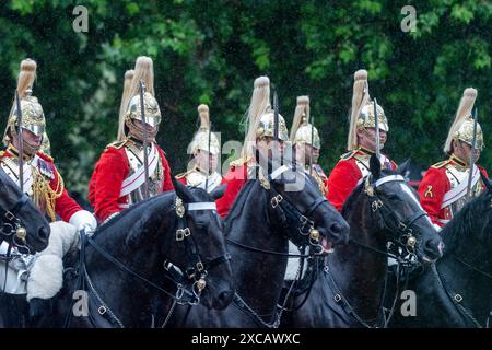 Londra, Gran Bretagna. 15 giugno 2024. I membri della Household Division marciano durante la parata Trooping the Colour per onorare il re Carlo III di Gran Bretagna il suo compleanno ufficiale a Londra, in Gran Bretagna, il 15 giugno 2024. Crediti: Stephen Chung/Xinhua/Alamy Live News Foto Stock