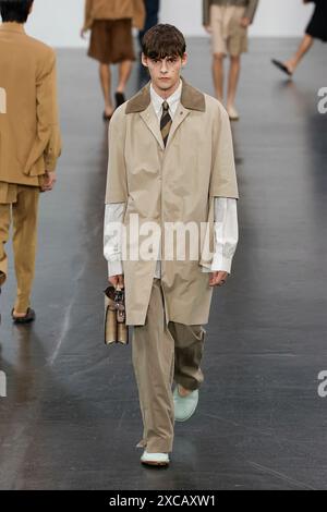 FENDI menÄôs Runway Primavera/Estate 2025 durante la Milano Fashion Week Menswear il 2024 giugno - Milano, Italia 15/06/2024 Foto Stock