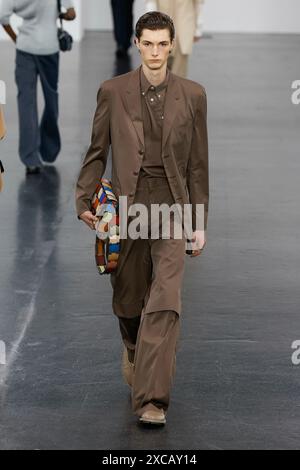 FENDI menÄôs Runway Primavera/Estate 2025 durante la Milano Fashion Week Menswear il 2024 giugno - Milano, Italia 15/06/2024 Foto Stock