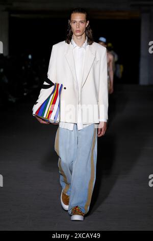 Milano, Italia. 15 giugno 2024. MSGM Primavera/Estate 2025 Runway durante la Milano Fashion Week Menswear il 2024 giugno - Milano, Italia 15/06/2024 credito: dpa/Alamy Live News Foto Stock