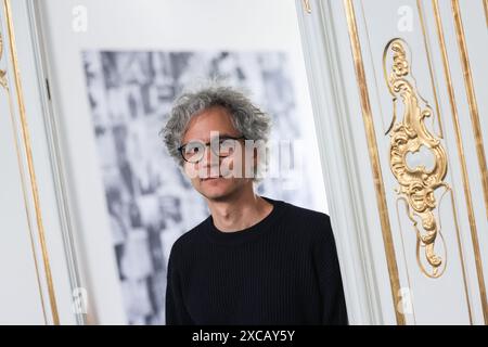 PRODUZIONE - 22 aprile 2024, Renania settentrionale-Vestfalia, Aquisgrana-Kornelimünster: Marcel Schumacher, capo dell'Artothek dello stato alla Kunsthaus Nordrhein-Westfalen, è presente nella mostra. Nel 1948, l'allora giovane stato della Renania settentrionale-Vestfalia decise di sostenere gli artisti bisognosi. Ciò ha portato a una collezione impressionante. (A dpa-Korr: "Kunsthaus NRW promuove i giovani talenti con mostre e acquisizioni") foto: Oliver Berg/dpa Foto Stock