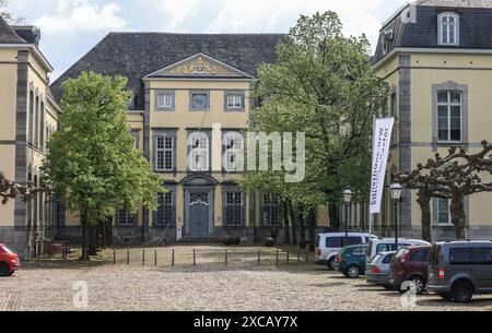 PRODUZIONE - 22 aprile 2024, Renania settentrionale-Vestfalia, Aquisgrana-Kornelimünster: La Kunsthaus Nordrhein-Westfalen nella vecchia abbazia di Kornelimünster. Nel 1948, l'allora giovane stato della Renania settentrionale-Vestfalia decise di sostenere gli artisti bisognosi. Ciò ha portato a una collezione impressionante. (A dpa-Korr: "Kunsthaus NRW promuove i giovani talenti con mostre e acquisti") foto: Oliver Berg/dpa Foto Stock