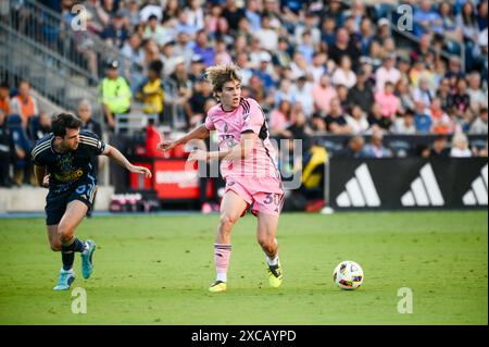 Chester, Pennsylvania, Stati Uniti. 15 giugno 2024. 15 giugno 2024, Chester PA, Stati Uniti: LEON FLACH (31), giocatore della Philadelphia Union, combatte per il pallone afferrando la maglia del giocatore dell'Inter Miami CF, BENJAMIN CREMASCHI (30) durante la partita a Subaru Park Credit Image: © Ricky Fitchett via ZUMA Wire (Credit Image: © Ricky Fitchett/ZUMA Press Wire) SOLO PER USO EDITORIALE! Non per USO commerciale! Foto Stock