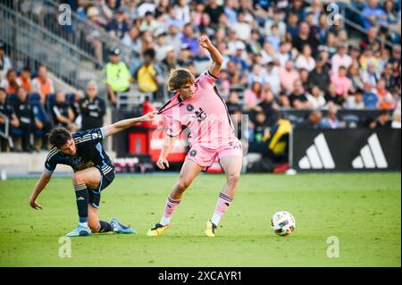 Chester, Pennsylvania, Stati Uniti. 15 giugno 2024. 15 giugno 2024, Chester PA, Stati Uniti: LEON FLACH (31), giocatore della Philadelphia Union, combatte per il pallone afferrando la maglia del giocatore dell'Inter Miami CF, BENJAMIN CREMASCHI (30) durante la partita a Subaru Park Credit Image: © Ricky Fitchett via ZUMA Wire (Credit Image: © Ricky Fitchett/ZUMA Press Wire) SOLO PER USO EDITORIALE! Non per USO commerciale! Foto Stock