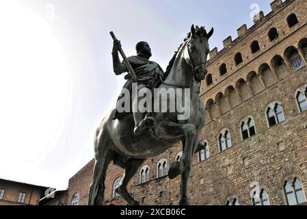 Statua in bronzo di Cosimo i de Medici, Palazzo Vecchio, Firenze, Firenze, Toscana, Italia, Europa, statua di bronzo di un cavaliere su un cavallo di fronte a Foto Stock