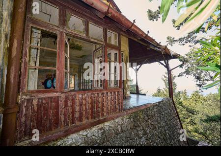 Cottage fatiscente con finestre rotte e vista sulla natura circostante, Villa Mussolini, Villa de vecchi, Profitis Ilias, Empona, Rodi Foto Stock