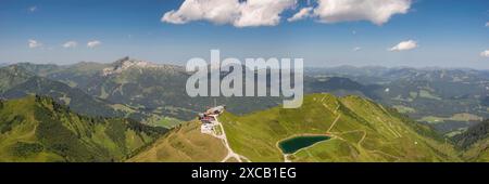 Panorama da Kanzelwand, 2058 m dall'Hoher Ifen, 2230 m, stazione a monte della funivia di Kanzelwand e Riezler Alpsee, Vorarlberg, Allgaeu Foto Stock