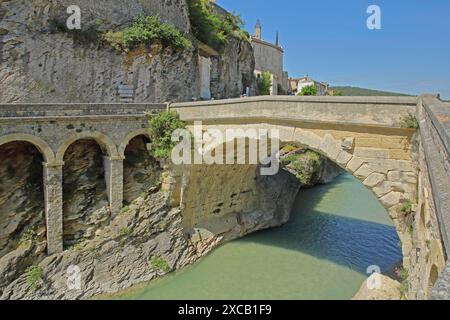 Pont Romain sul fiume Ouveze, ponte romano, punto di riferimento, epoca romana, romana, ponte ad arco in pietra, Ouveze, Vaison-la-Romaine, Vaucluse, Provenza Foto Stock