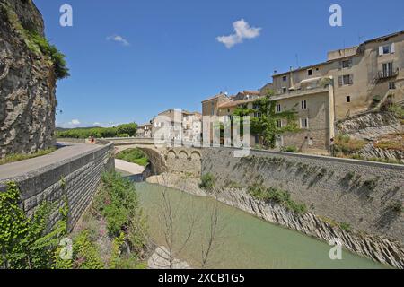 Pont Romain sul fiume Ouveze, ponte romano, punto di riferimento, epoca romana, romana, ponte ad arco in pietra, Ouveze, Vaison-la-Romaine, Vaucluse, Provenza Foto Stock