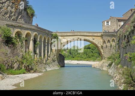 Pont Romain sul fiume Ouveze, ponte romano, punto di riferimento, epoca romana, romana, ponte ad arco in pietra, Ouveze, Vaison-la-Romaine, Vaucluse, Provenza Foto Stock