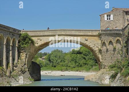 Pont Romain sul fiume Ouveze, ponte romano, punto di riferimento, epoca romana, romana, ponte ad arco in pietra, Ouveze, Vaison-la-Romaine, Vaucluse, Provenza Foto Stock