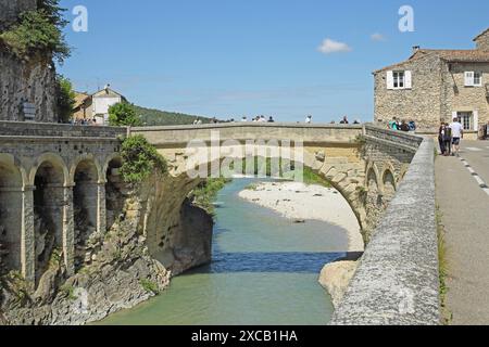 Pont Romain sul fiume Ouveze, ponte romano, punto di riferimento, epoca romana, romana, ponte ad arco in pietra, turisti, pedoni, Ouveze, Vaison-la-Romaine Foto Stock