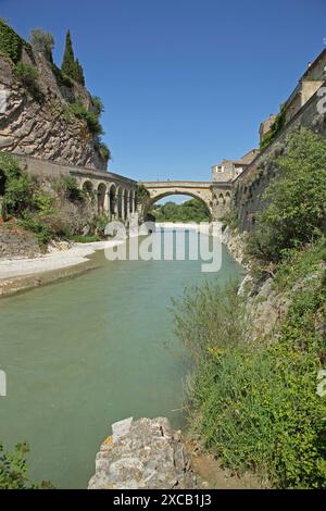 Pont Romain sul fiume Ouveze, ponte romano, punto di riferimento, epoca romana, romana, ponte ad arco in pietra, Ouveze, Vaison-la-Romaine, Vaucluse, Provenza Foto Stock