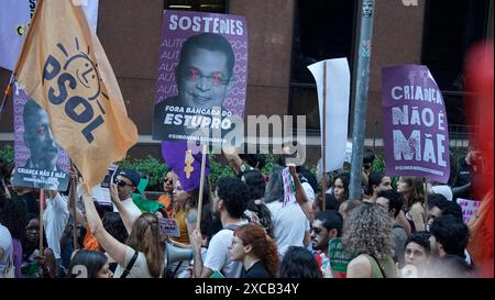 São Paulo SP Brasile 15 giugno 2024 persone protestano contro il disegno di legge 1904/2024 che equiparerebbe l'aborto effettuato in Brasile dopo 22 settimane di gravidanza con il crimine di omicidio, a San Paolo, Brasile (foto di Faga/Sipa USA) credito: SIPA USA/Alamy Live News Foto Stock