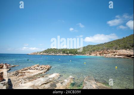 Cala Saladeta, Ibiza, Spagna: 2024 maggio 16: Persone sulla spiaggia di Cala Salada a Ibiza nell'estate 2024. A Ibiza nell'estate 2024. Foto Stock