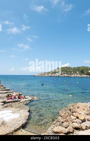 Cala Saladeta, Ibiza, Spagna: 2024 maggio 16: Persone sulla spiaggia di Cala Salada a Ibiza nell'estate 2024. A Ibiza nell'estate 2024. Foto Stock