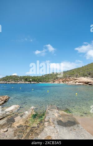 Cala Saladeta, Ibiza, Spagna: 2024 maggio 16: Persone sulla spiaggia di Cala Salada a Ibiza nell'estate 2024. A Ibiza nell'estate 2024. Foto Stock