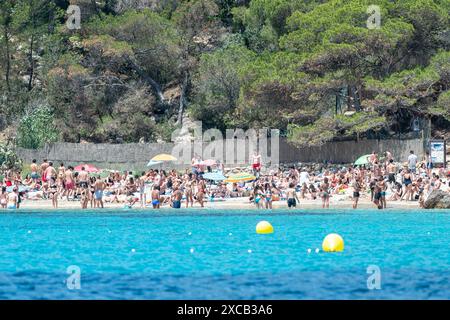 Cala Saladeta, Ibiza, Spagna: 2024 maggio 16: Persone sulla spiaggia di Cala Saladeta a Ibiza nell'estate 2024. Foto Stock