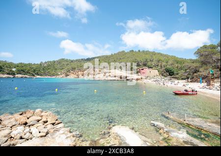 Cala Saladeta, Ibiza, Spagna: 2024 maggio 16: Persone sulla spiaggia di Cala Salada a Ibiza nell'estate 2024. A Ibiza nell'estate 2024. Foto Stock