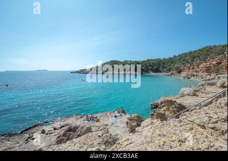 Acque turchesi di Cala Saladeta a Ibiza in estate. Foto Stock