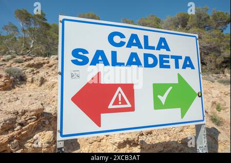 Cala Saladeta, Ibiza, Spagna: 2024 maggio 18: Cartelli indicanti il percorso per raggiungere Cala Saladeta a Ibiza nell'estate 2024. Foto Stock