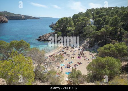 Cala Saladeta, Ibiza, Spagna: 2024 maggio 16: Persone sulla spiaggia di Cala Saladeta a Ibiza nell'estate 2024. Foto Stock