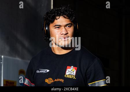 Wellington, nuova Zelanda, 15 giugno 2024. Wallace Sititi dei Chiefs guarda prima della semifinale del Super Rugby tra gli Hurricanes e i Chiefs allo Sky Stadium il 15 giugno 2024 a Wellington, nuova Zelanda. Crediti: James Foy/Speed Media/Alamy Live News Foto Stock