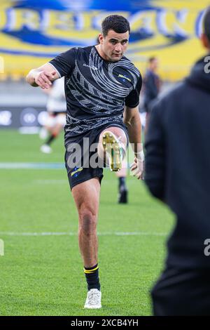 Wellington, nuova Zelanda, 15 giugno 2024. Josh Moorby degli Hurricanes si scalda davanti alla semifinale del Super Rugby tra gli Hurricanes e i Chiefs allo Sky Stadium il 15 giugno 2024 a Wellington, nuova Zelanda. Crediti: James Foy/Speed Media/Alamy Live News Foto Stock